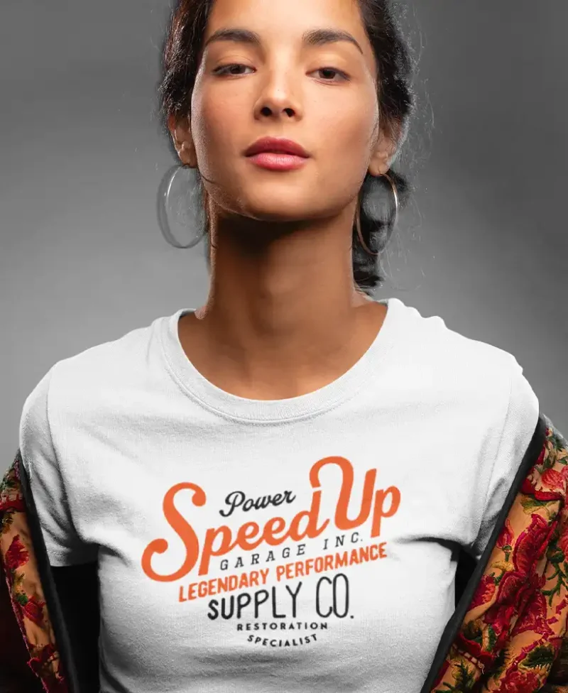 modelo chica joven en camiseta color blanco con diseño speed up