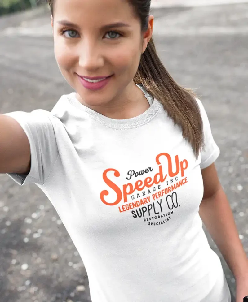 modelo chica joven en camiseta color blanco con diseño speed up, estilo urbano