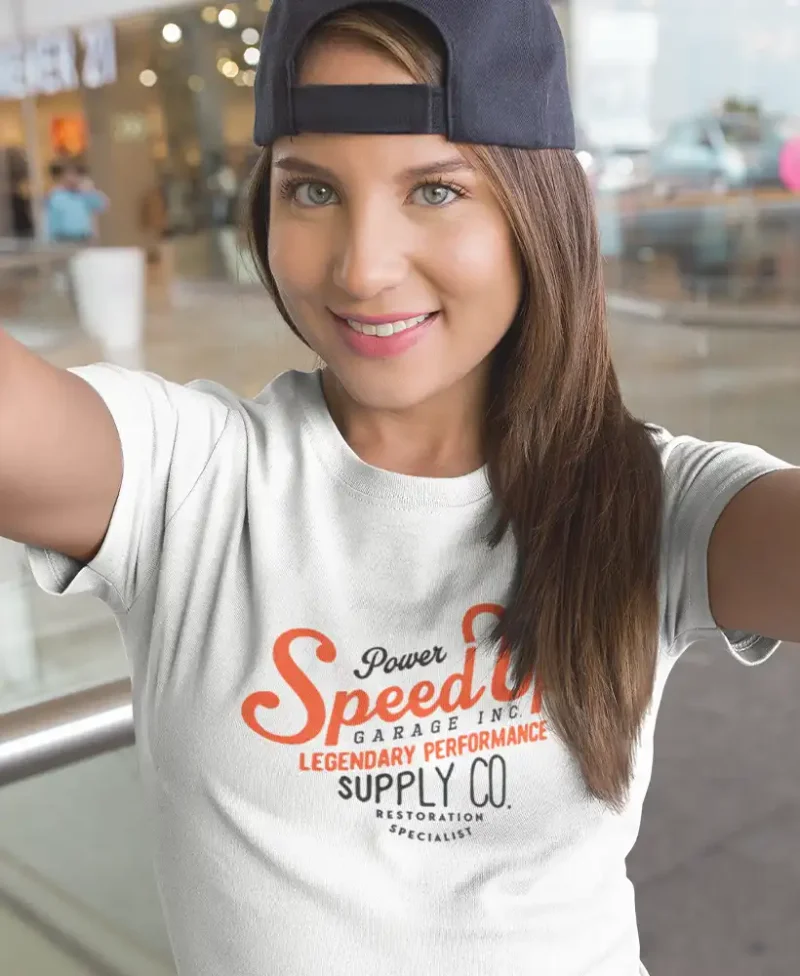 modelo chica joven en camiseta color blanco con diseño speed up, estilo urbano