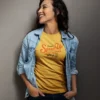 modelo chica joven en camiseta modelo chica joven en camiseta color amarillo con diseño speed up