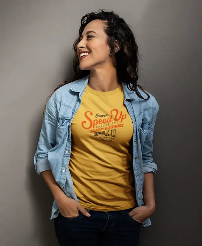 modelo chica joven en camiseta color amarillo con diseño speed up