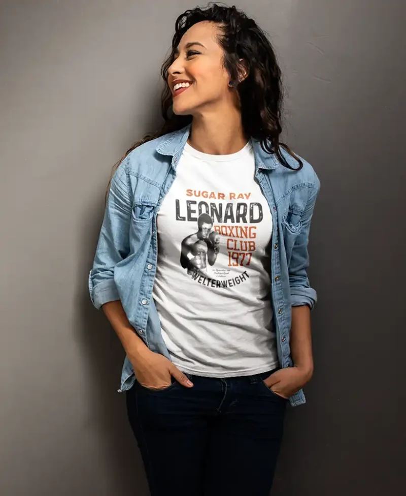 modelo chica joven en camiseta color blanco con diseño sugar ray leonard