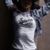 modelo chica joven en camiseta color blanco con diseño superior