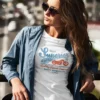 modelo chica joven en camiseta color blanco con diseño superior