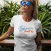 modelo chica joven en camiseta color blanco con diseño superior