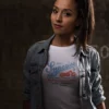 modelo chica joven en camiseta color blanco con diseño superior,