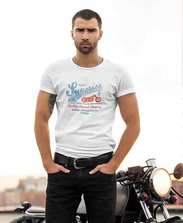 chico modelo joven en camiseta color blanco con diseño superior motorcycle
