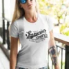 modelo chica joven en camiseta color blanco con diseño superior
