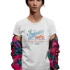 modelo chica joven en camiseta color blanco con diseño superior