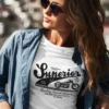 modelo chica joven en camiseta color blanco con diseño superior