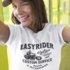 modelo chica joven en camiseta color blanco con diseño easy rider
