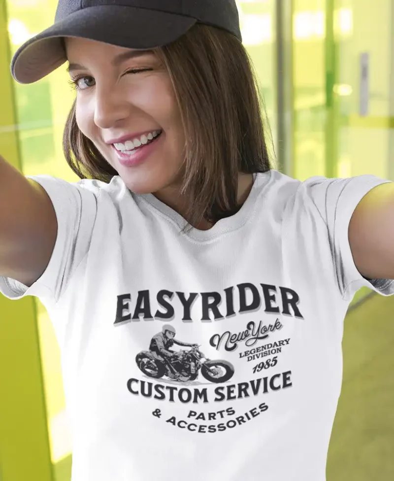modelo chica joven en camiseta color blanco con diseño easy rider