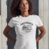 modelo chica joven en camiseta color blanco con diseño easy riders