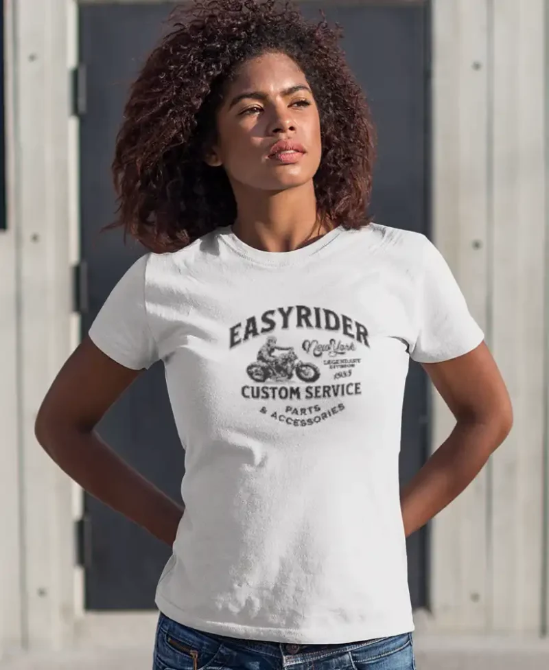 modelo chica joven en camiseta color blanco con diseño easy riders