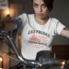 modelo chica joven en camiseta color blanco con diseño easy rider