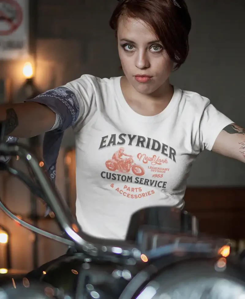 modelo chica joven en camiseta color blanco con diseño easy rider