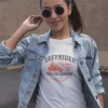 modelo chica joven en camiseta color blanco con diseño easy rider