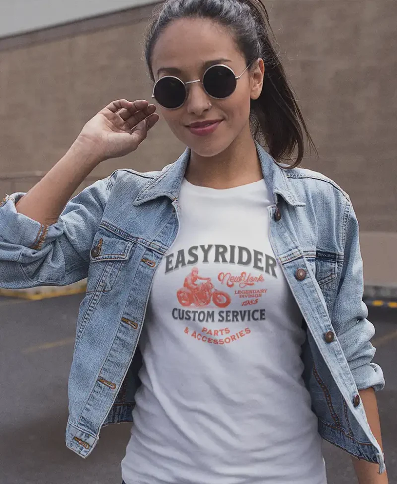 modelo chica joven en camiseta color blanco con diseño easy rider