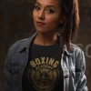 modelo chica joven en camiseta color negro con diseño boxing academy