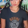 modelo chica joven en camiseta color navy con diseño boxing academy