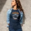 modelo chica joven en camiseta color navy con diseño boxing academy
