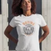 modelo chica joven en camiseta color blanco con diseño boxing academy