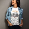 modelo chica joven en camiseta color blanco con diseño boxing academy