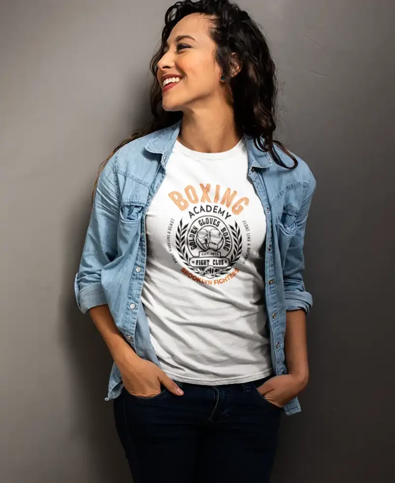 modelo chica joven en camiseta color blanco con diseño boxing academy