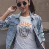 modelo chica joven en camiseta color blanco con diseño boxing academy