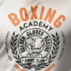 diseño en camiseta color blanco con diseño boxing academy, estilo urbano moda joven