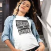 chica joven modelo en camiseta color blanco con diseño supercar charger4