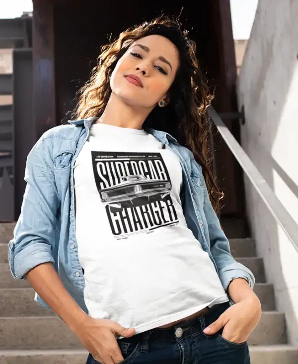 Rebels and Engines R&E Ropa para Mujer en Ditesia.com chica joven modelo en camiseta color blanco con diseño supercar charger4
