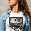 chica joven modelo en camiseta color blanco con diseño supercar charger