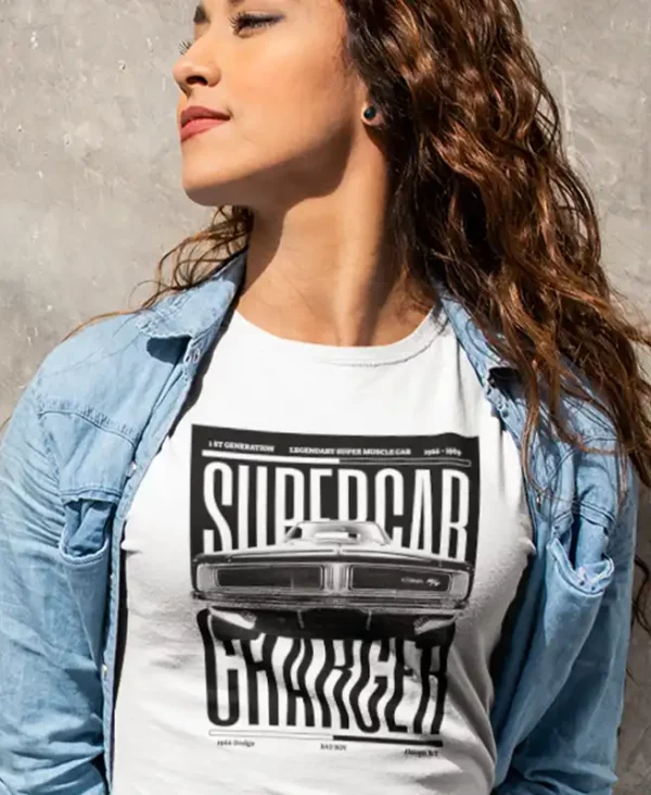 chica joven modelo en camiseta color blanco con diseño supercar charger