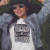 modelo en camiseta color blanco con diseño supercar charger