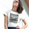 modelo en camiseta color blanco con diseño supercar charger