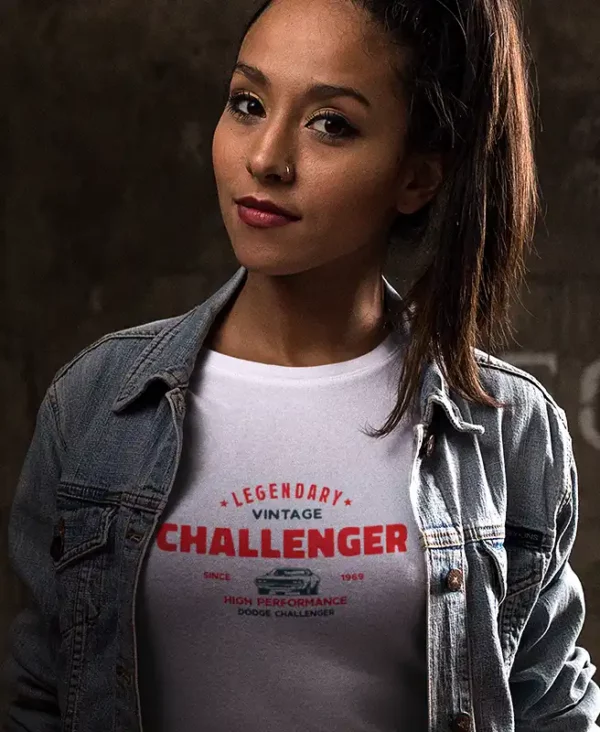 chica en camiseta color blanco con diseño legendary challenger , american vintage