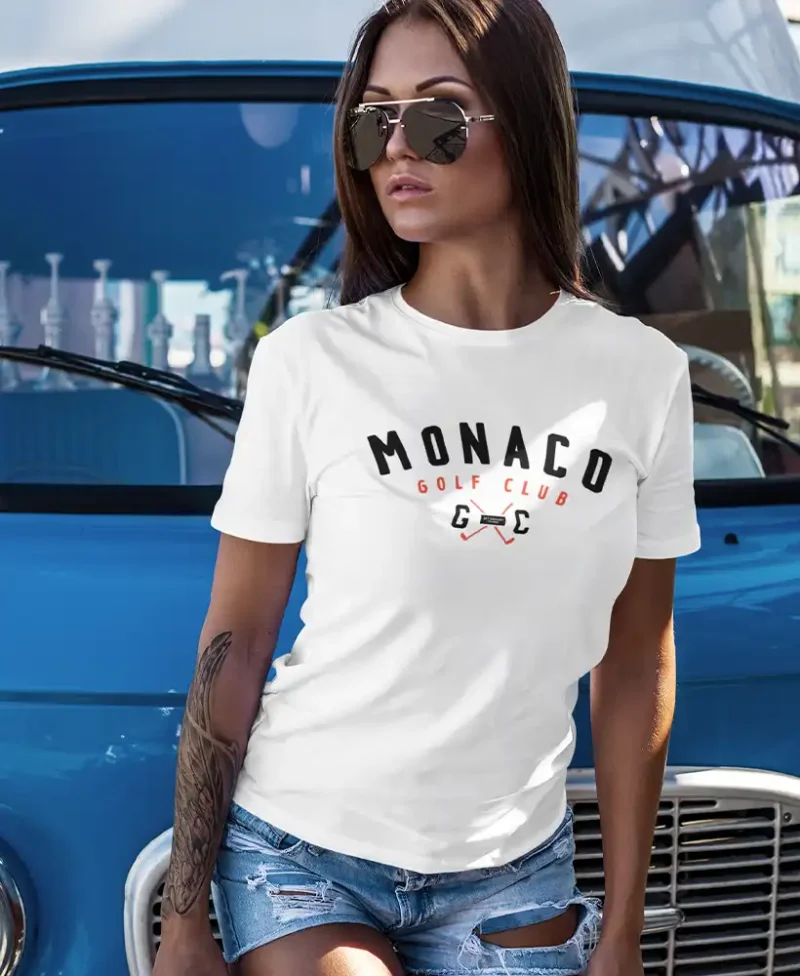 modelo chica joven en camiseta color blanco con diseño monaco