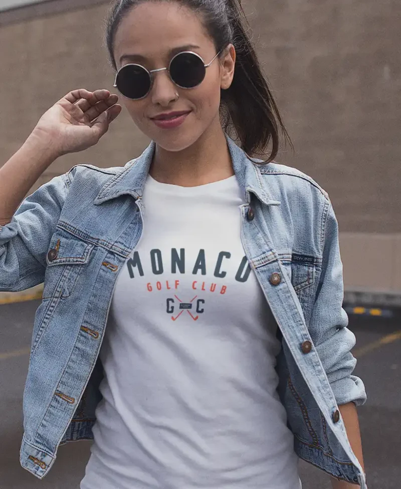 modelo chica joven en camiseta color blanco con diseño monaco