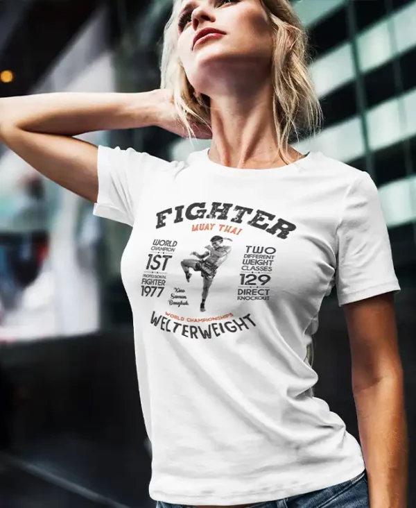 modelo chica joven en camiseta color blanco con diseño muay thai fighter