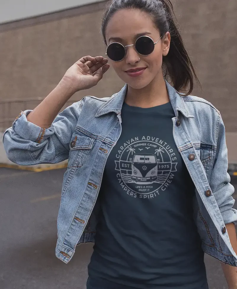 modelo en camiseta azul marino con diseño caravan surfer