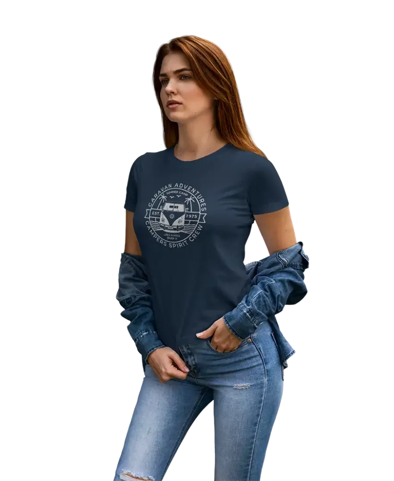 modelo en camiseta azul marino con diseño caravan surfer
