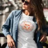 modelo en camiseta blanco con diseño caravan surfer modelo en camiseta blanco con diseño caravan surfer