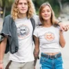 dos modelos en camiseta blanco con diseño caravan surfer dos modelos en camiseta blanco con diseño caravan surfer