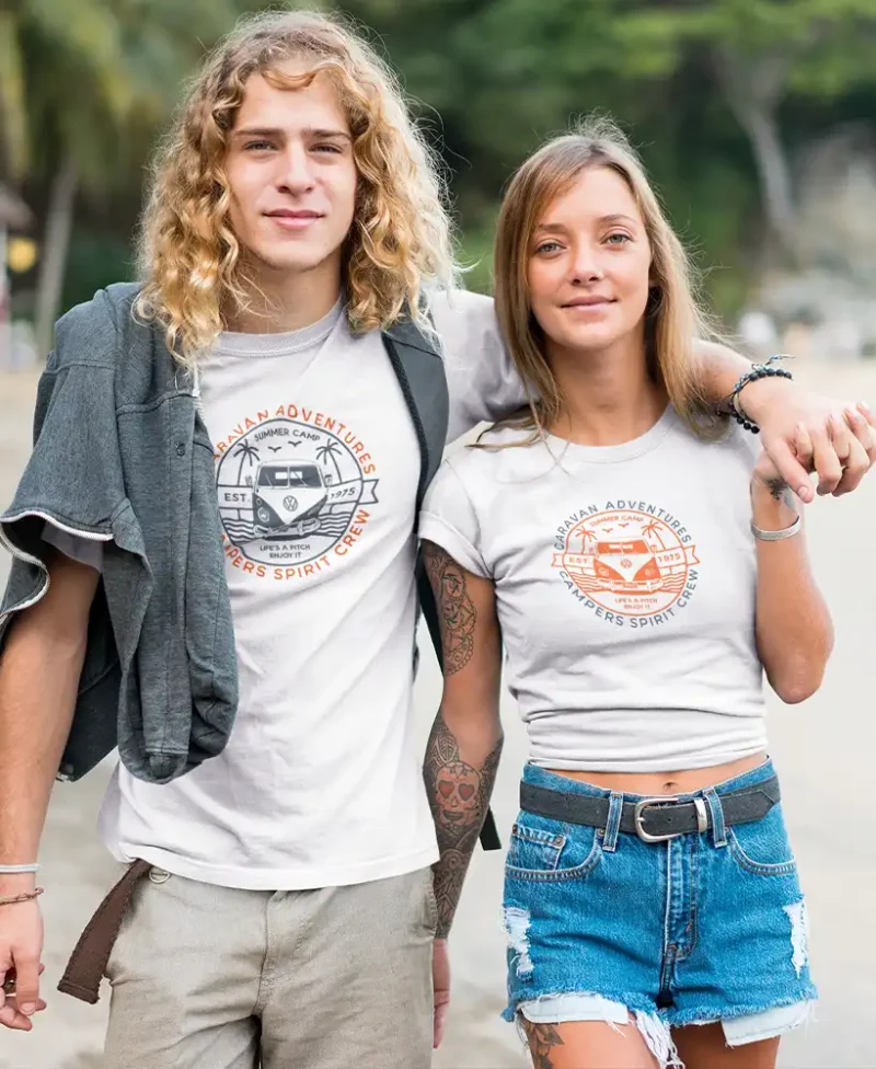 dos modelos en camiseta blanco con diseño caravan surfer