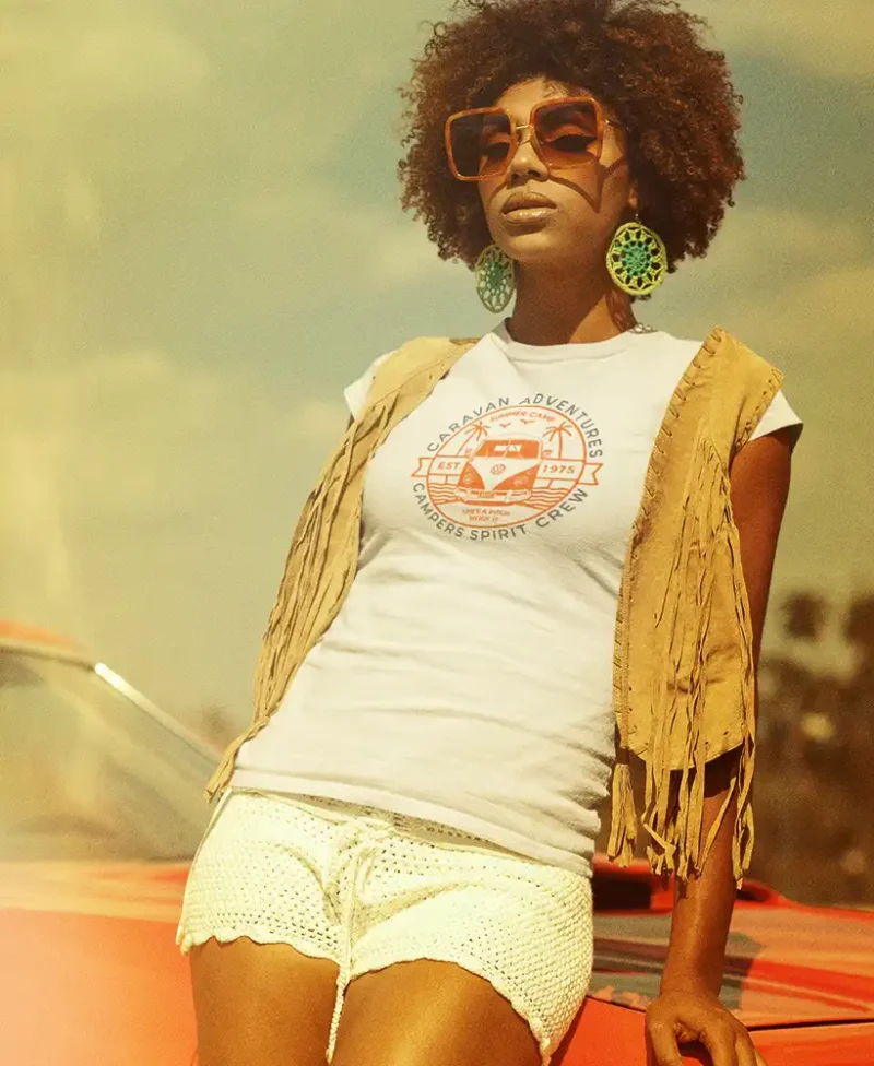 modelo en camiseta blanco con diseño caravan surfer