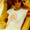 modelo en camiseta blanco con diseño caravan surfer modelo en camiseta blanco con diseño caravan surfer