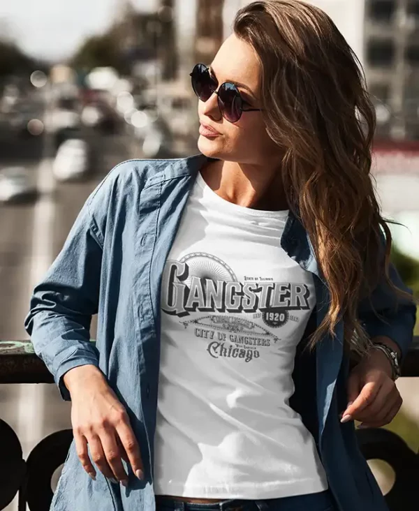 cicha modelo en camiseta color blanco con diseño gangster