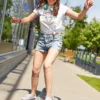 chica en camiseta blanca con diseño custom skateboards , estilo urbano juvenil