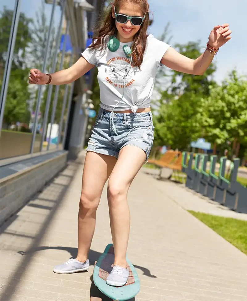 chica en camiseta blanca con diseño custom skateboards , estilo urbano juvenil